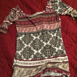 An off the shoulder round neck shirt